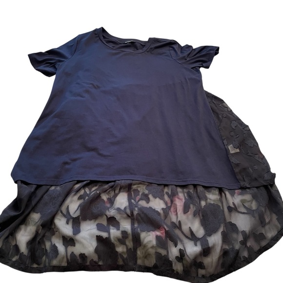 BloomChic Navy Top-Shorter in front-Sheer Floral Back-Pleated-Size 14-16 - Picture 4 of 9